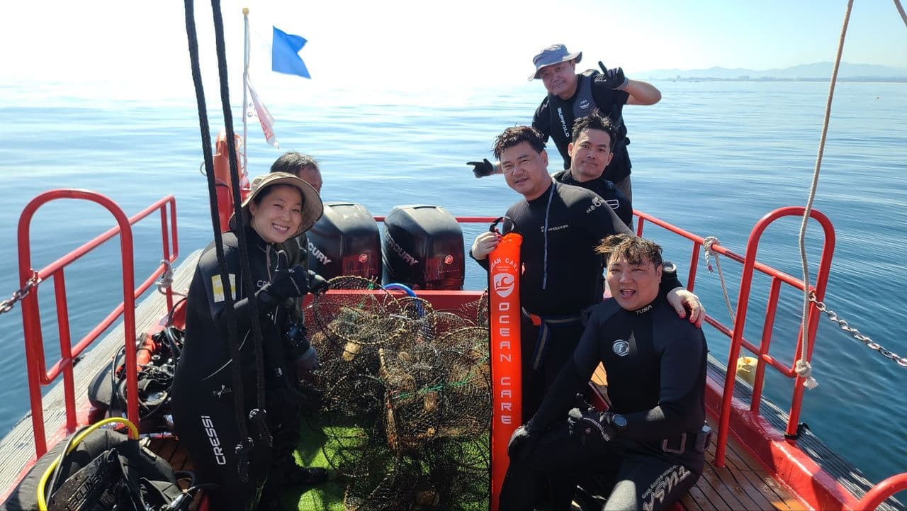 쓰레기가 보여서 줍고,
바다가 깨끗해져서 또 갑니다
